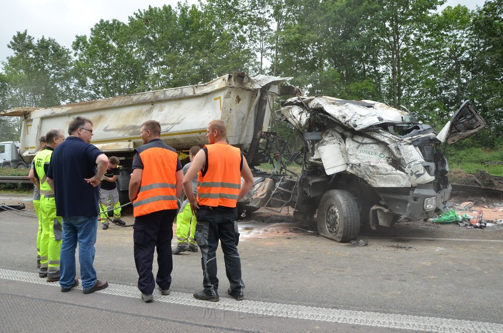 LKW umgestuerzt A 1 Rich Saarbruecken P231.JPG